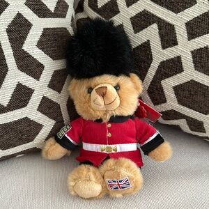 KEEL TOYS 15CM BRITAIN 💂GUARDSMAN HUG ME BEAR NEW WITH TAGS